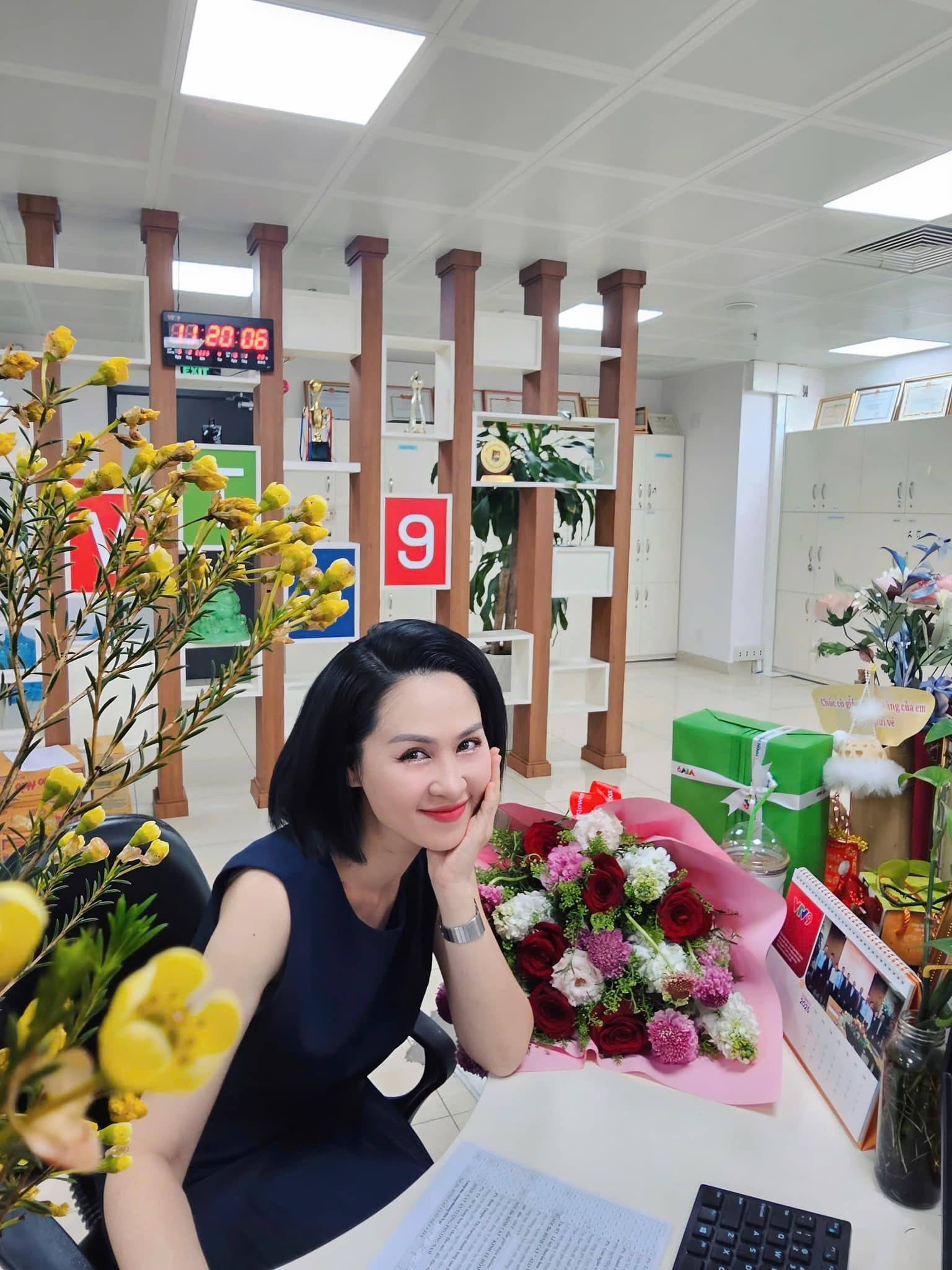Nữ MC/BTV có pha ứng biến được khen "10 điểm tinh tế" trên sóng trực tiếp Lễ kỷ niệm 50 năm thống nhất đất nước- Ảnh 14. Nữ MC/BTV có pha ứng biến được khen "10 điểm tinh tế" trên sóng trực tiếp Lễ kỷ niệm 50 năm thống nhất đất nước- Ảnh 14.