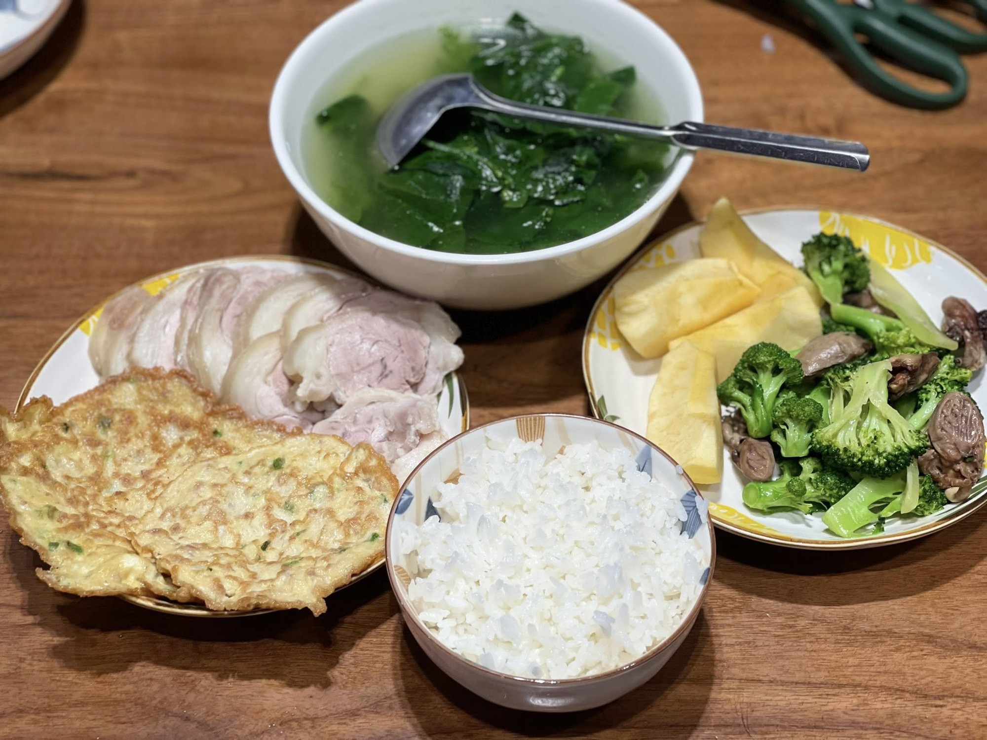 Không cầu kỳ, mẹ Hà Nội ở cữ đơn giản mà chất: Cơm nhà, rau sạch, ngủ ít vẫn nuôi con mát tay- Ảnh 12.
