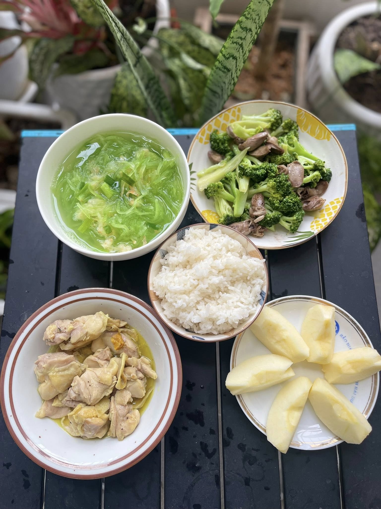 Không cầu kỳ, mẹ Hà Nội ở cữ đơn giản mà chất: Cơm nhà, rau sạch, ngủ ít vẫn nuôi con mát tay- Ảnh 9.
