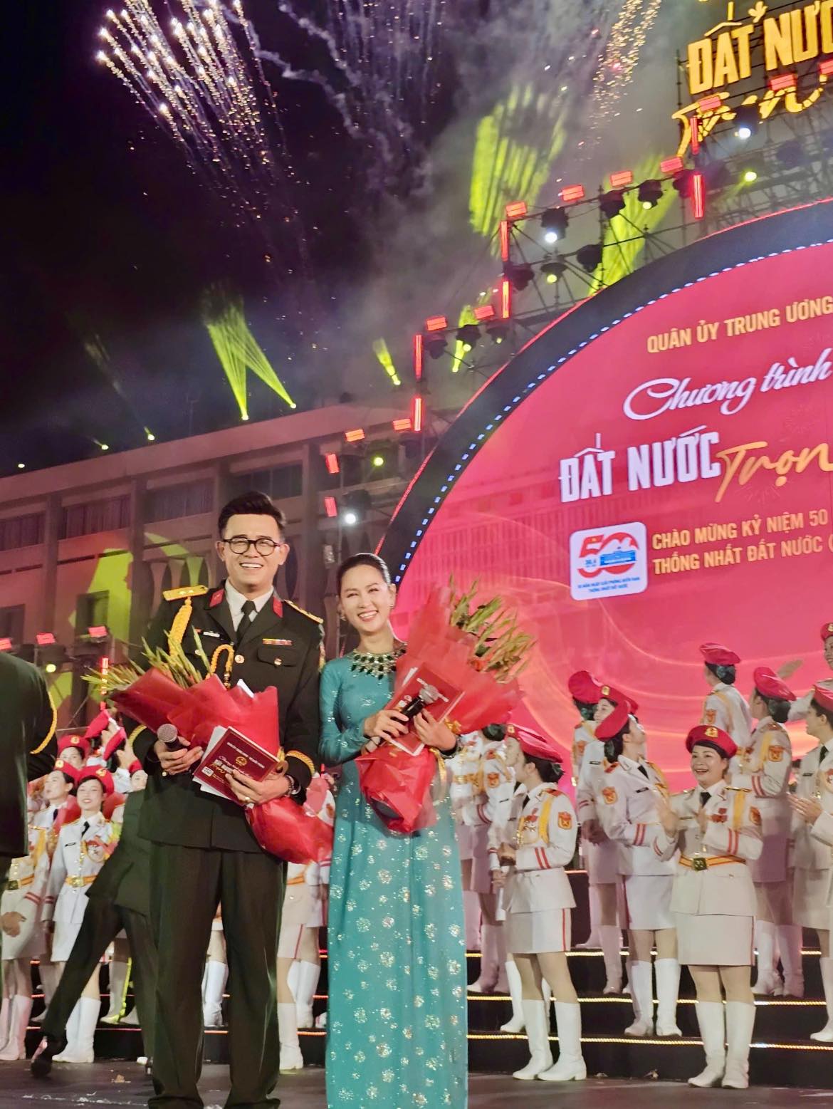 Nữ MC/BTV có pha ứng biến được khen "10 điểm tinh tế" trên sóng trực tiếp Lễ kỷ niệm 50 năm thống nhất đất nước- Ảnh 13. Nữ MC/BTV có pha ứng biến được khen "10 điểm tinh tế" trên sóng trực tiếp Lễ kỷ niệm 50 năm thống nhất đất nước- Ảnh 13.