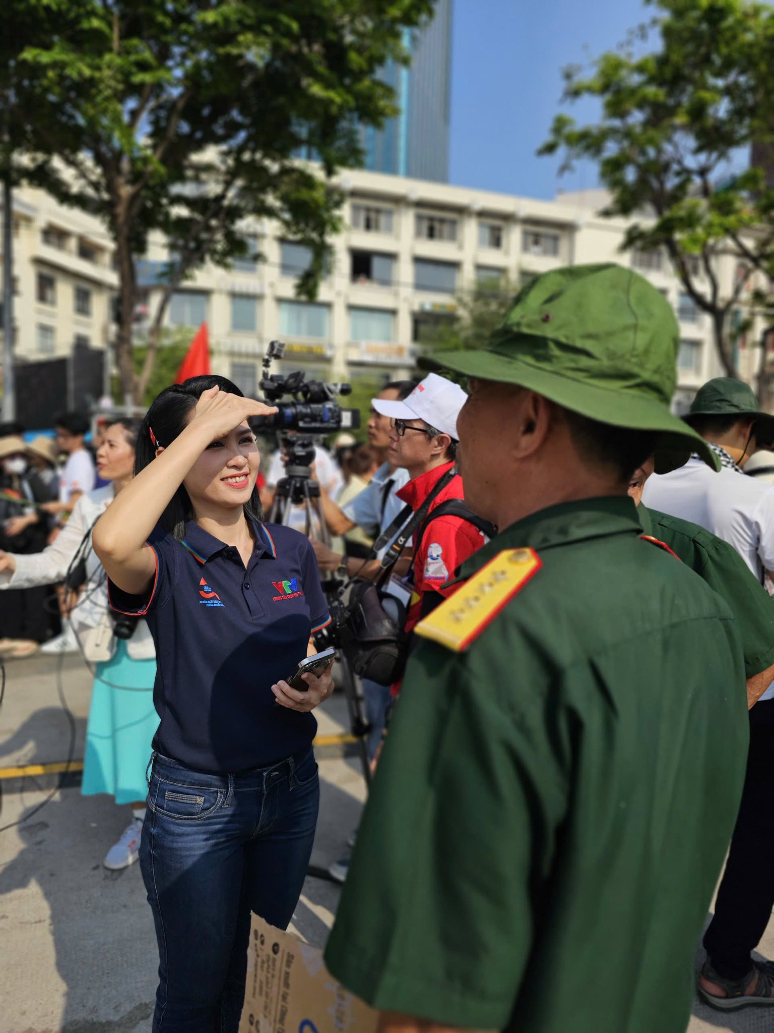 Nữ MC/BTV có pha ứng biến được khen "10 điểm tinh tế" trên sóng trực tiếp Lễ kỷ niệm 50 năm thống nhất đất nước- Ảnh 4. Nữ MC/BTV có pha ứng biến được khen "10 điểm tinh tế" trên sóng trực tiếp Lễ kỷ niệm 50 năm thống nhất đất nước- Ảnh 4.
