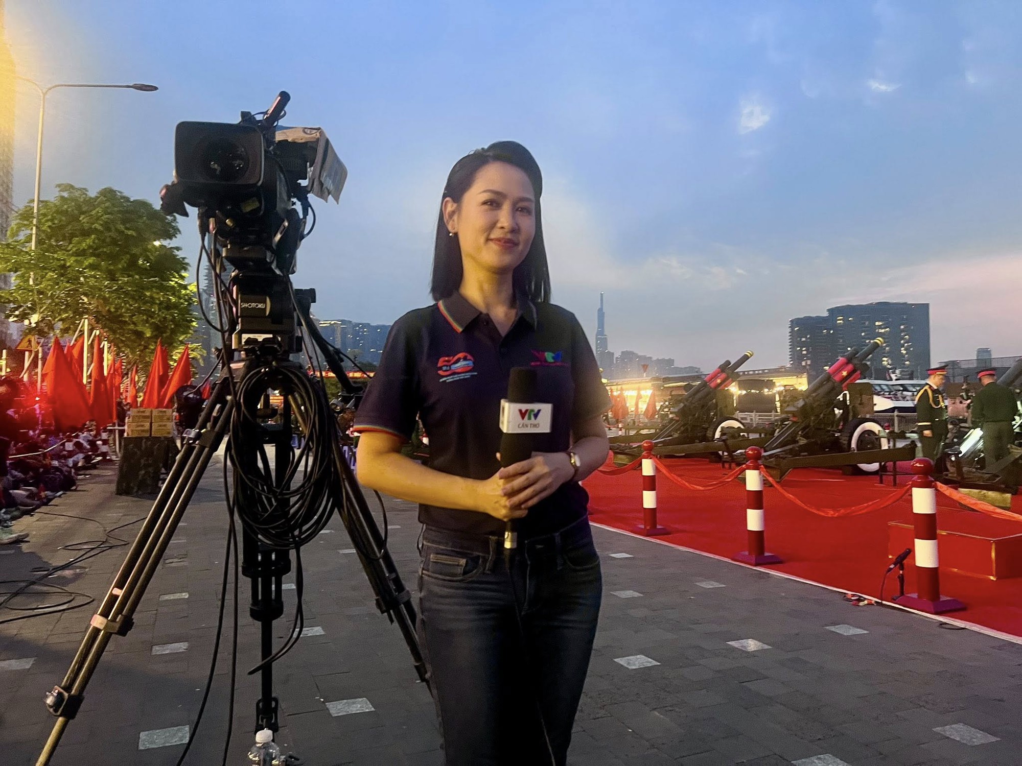 Nữ MC/BTV có pha ứng biến được khen "10 điểm tinh tế" trên sóng trực tiếp Lễ kỷ niệm 50 năm thống nhất đất nước- Ảnh 6. Nữ MC/BTV có pha ứng biến được khen "10 điểm tinh tế" trên sóng trực tiếp Lễ kỷ niệm 50 năm thống nhất đất nước- Ảnh 6.