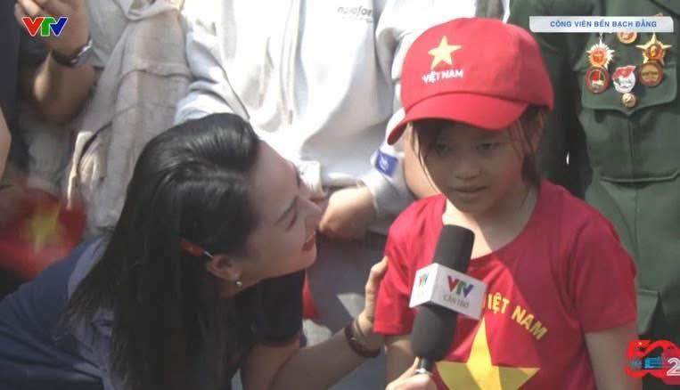Nữ MC gây sốt vì hành động tinh tế khi phỏng vấn bé gái trong chương trình truyền hình trực tiếp diễu binh sáng 30/4- Ảnh 2.