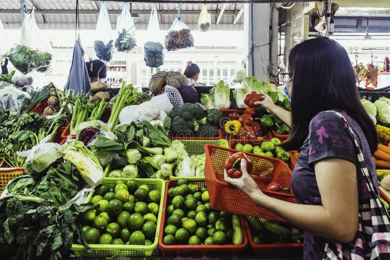 Chợ sáng hay chợ chiều: Đi giờ nào thì túi tiền đỡ "méo mặt"?- Ảnh 3.