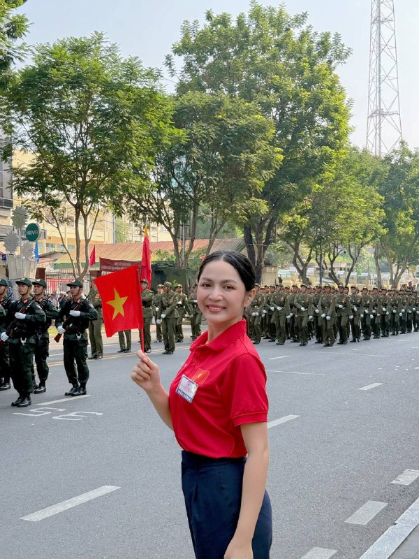 Nữ chủ nhân hit 2.2 tỷ views khóc nức nở khi Viết Tiếp Câu Chuyện Hoà Bình được đồng ca tại “concert quốc gia”- Ảnh 4. Nữ chủ nhân hit 2.2 tỷ views khóc nức nở khi Viết Tiếp Câu Chuyện Hoà Bình được đồng ca tại “concert quốc gia”- Ảnh 4.