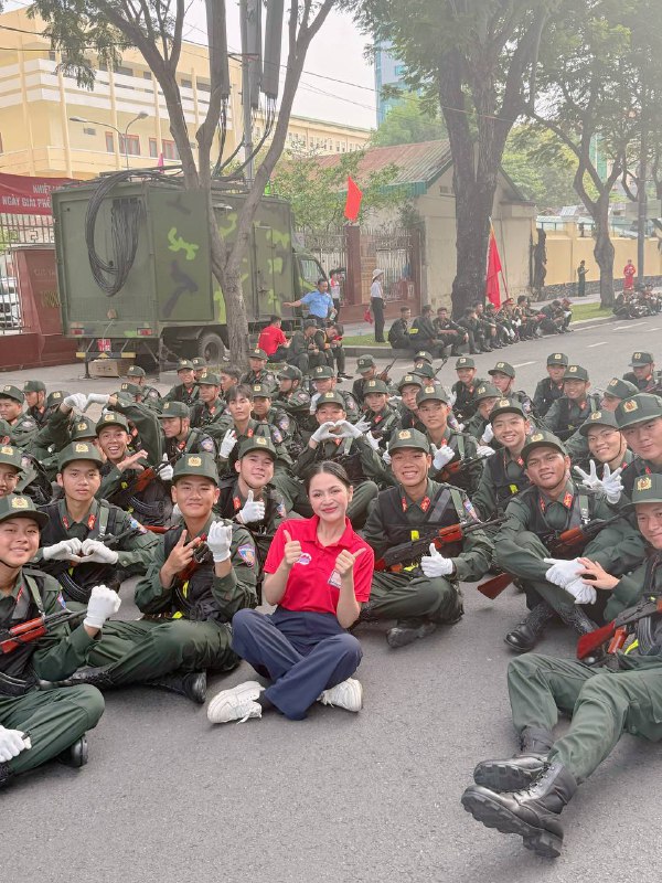 Nữ chủ nhân hit 2.2 tỷ views khóc nức nở khi Viết Tiếp Câu Chuyện Hoà Bình được đồng ca tại “concert quốc gia”- Ảnh 3. Nữ chủ nhân hit 2.2 tỷ views khóc nức nở khi Viết Tiếp Câu Chuyện Hoà Bình được đồng ca tại “concert quốc gia”- Ảnh 3.