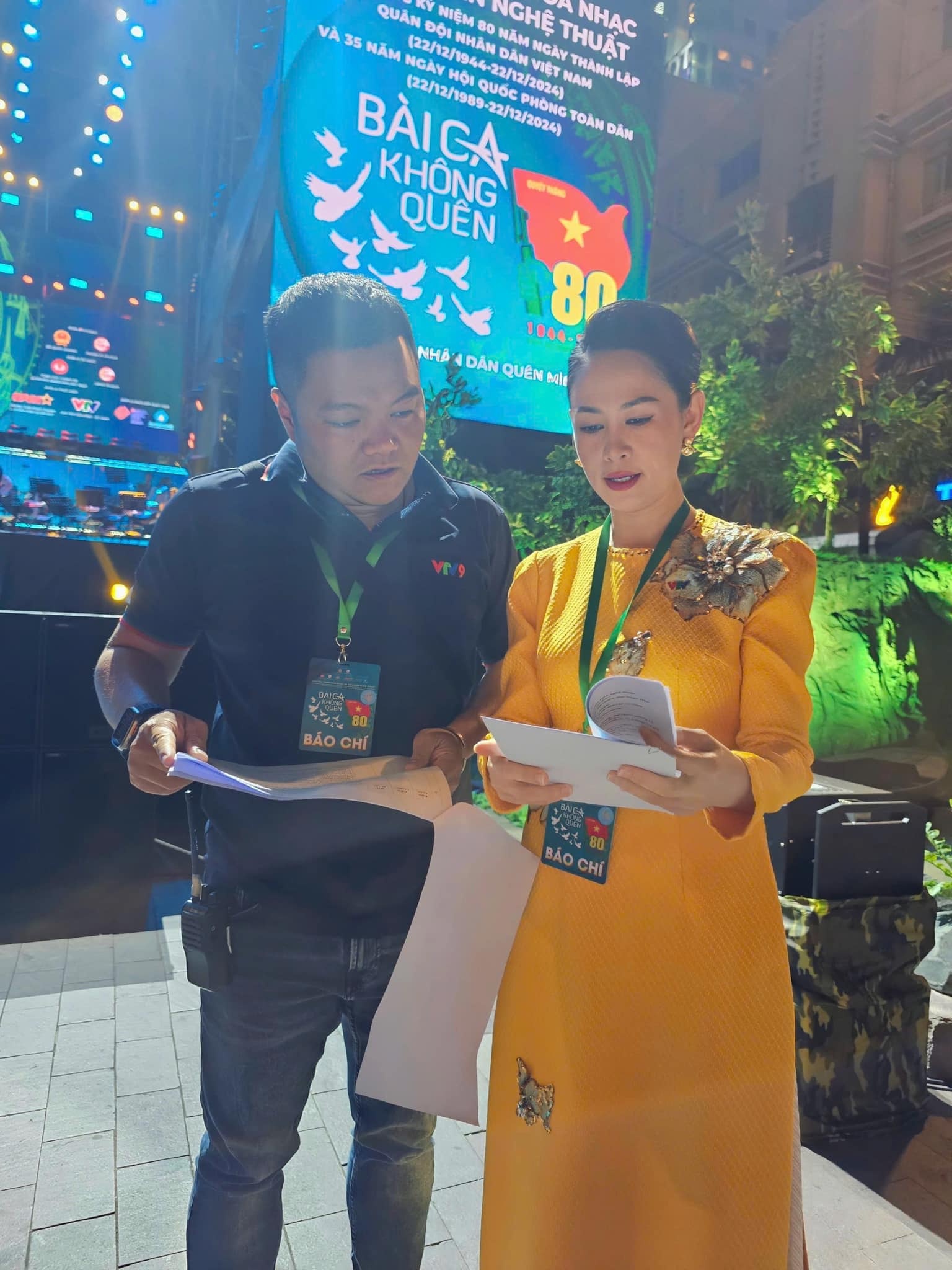Nữ MC/BTV có pha ứng biến được khen "10 điểm tinh tế" trên sóng trực tiếp Lễ kỷ niệm 50 năm thống nhất đất nước- Ảnh 8. Nữ MC/BTV có pha ứng biến được khen "10 điểm tinh tế" trên sóng trực tiếp Lễ kỷ niệm 50 năm thống nhất đất nước- Ảnh 8.