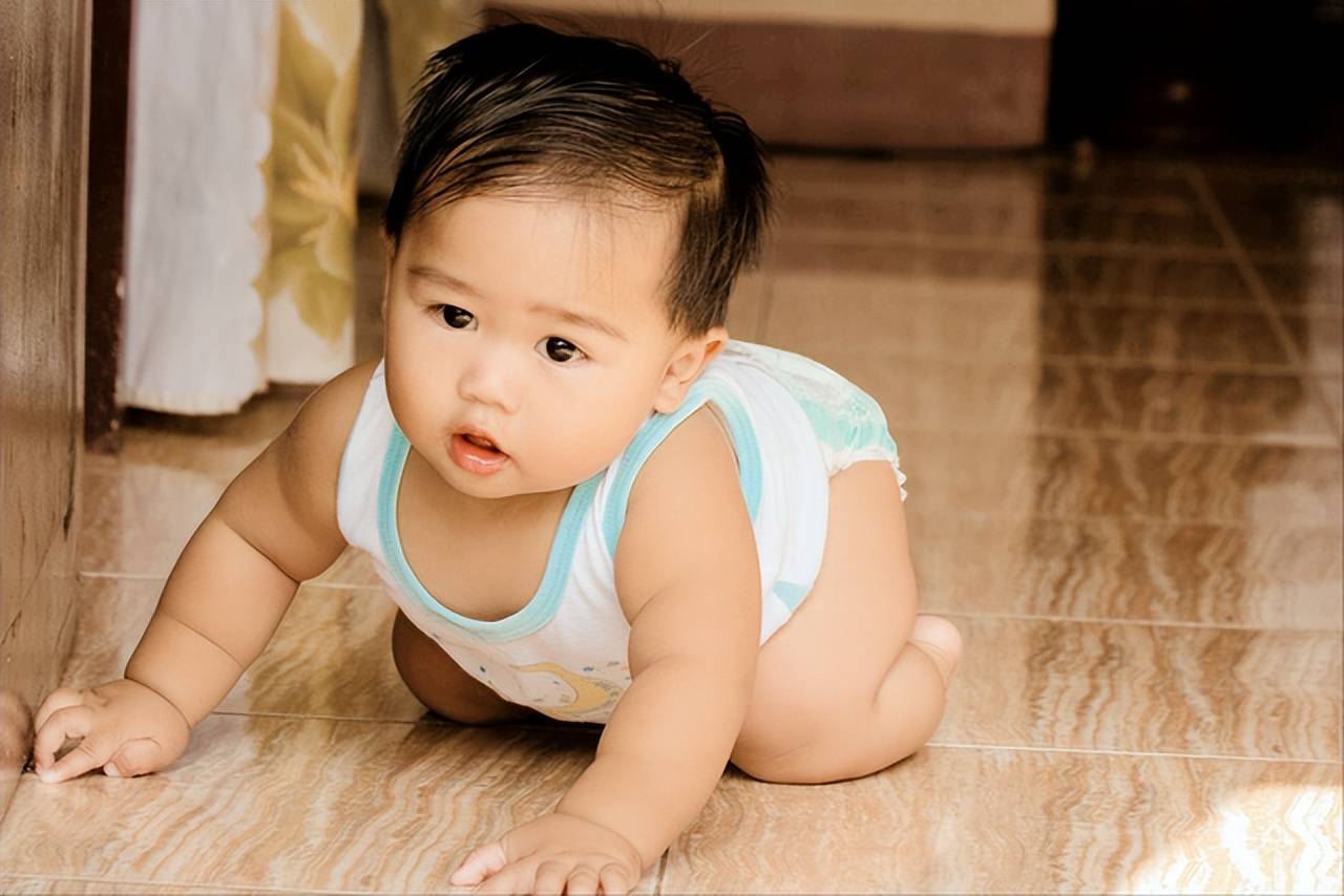 Bé bỏ qua giai đoạn bò để đi sớm? Cẩn thận cha mẹ đang vô tình đánh mất "chìa khóa thông minh" của con- Ảnh 2.