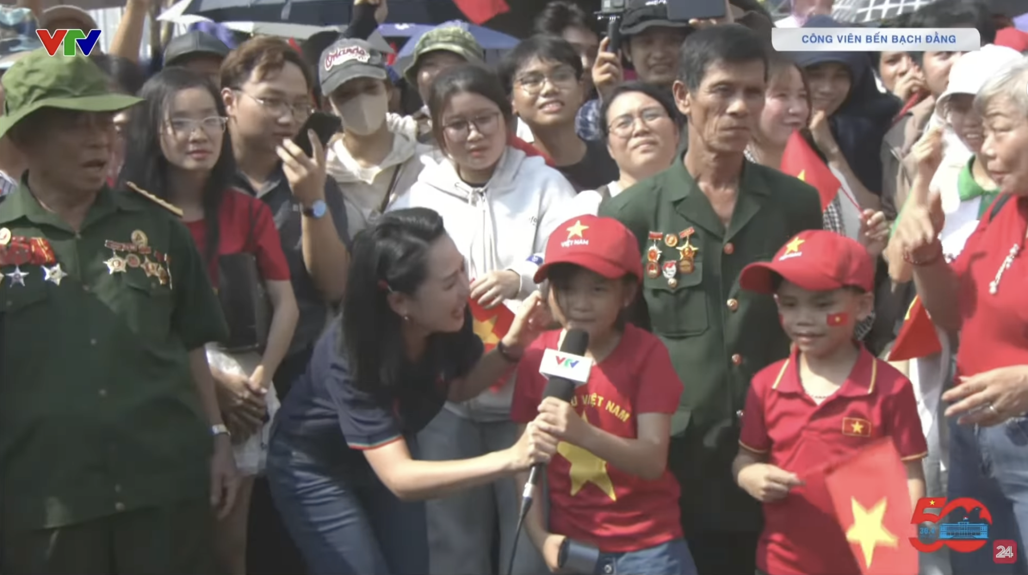 Nữ MC gây sốt vì hành động tinh tế khi phỏng vấn bé gái trong chương trình truyền hình trực tiếp diễu binh sáng 30/4- Ảnh 3.