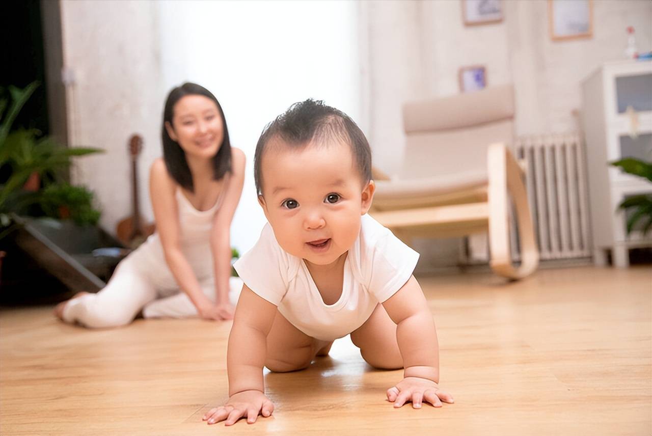 Bé bỏ qua giai đoạn bò để đi sớm? Cẩn thận cha mẹ đang vô tình đánh mất "chìa khóa thông minh" của con- Ảnh 1.