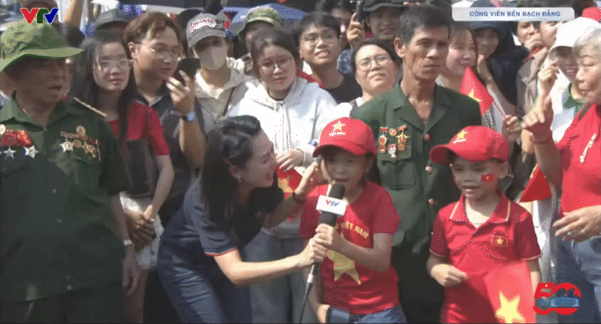 Nữ MC/BTV có pha ứng biến được khen "10 điểm tinh tế" trên sóng trực tiếp Lễ kỷ niệm 50 năm thống nhất đất nước- Ảnh 2. Nữ MC/BTV có pha ứng biến được khen "10 điểm tinh tế" trên sóng trực tiếp Lễ kỷ niệm 50 năm thống nhất đất nước- Ảnh 2.
