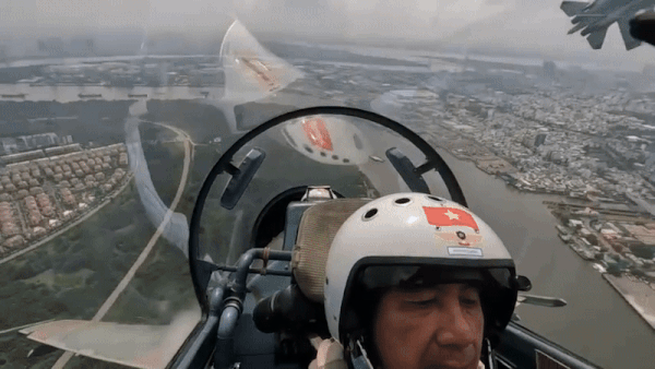 Cận cảnh Đại tá Nguyễn Thế Dũng dẫn đầu dàn máy bay tiêm kích Su-30MK2 nhào lộn trên bầu trời Dinh Độc lập ngày 30/4- Ảnh 3.