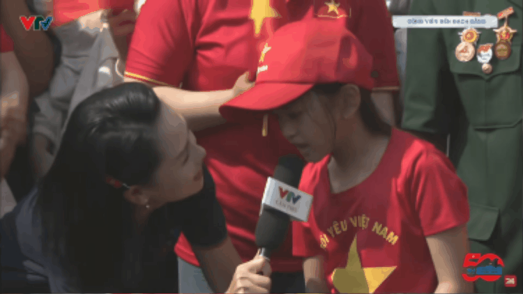 Nữ MC gây sốt vì hành động tinh tế khi phỏng vấn bé gái trong chương trình truyền hình trực tiếp diễu binh sáng 30/4- Ảnh 1.