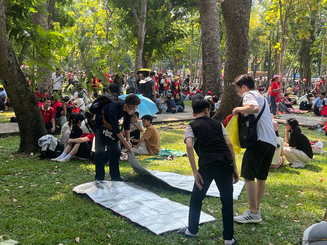 Cảnh tượng sau lễ diễu binh 30/4: Người dân cắm trại giữa công viên, nghỉ lấy sức để Cảnh tượng sau lễ diễu binh 30/4: Người dân cắm trại giữa công viên, nghỉ lấy sức để