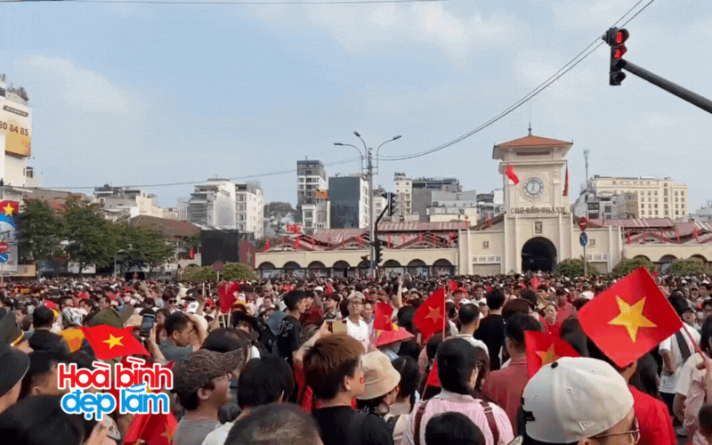 Tự hào người Việt: Hàng chục nghìn người thuộc “khối yêu nước” đồng ca, tưng bừng màu cờ sắc áo phủ kín mọi nẻo đường!- Ảnh 7. Tự hào người Việt: Hàng chục nghìn người thuộc “khối yêu nước” đồng ca, tưng bừng màu cờ sắc áo phủ kín mọi nẻo đường!- Ảnh 7.