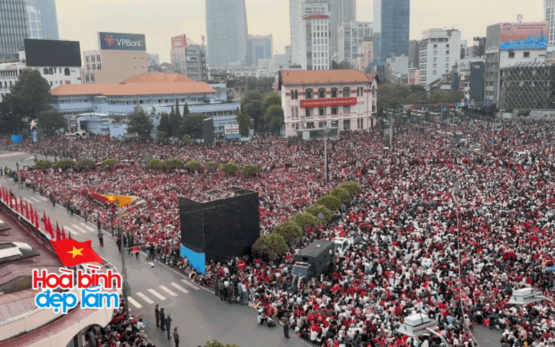 Tự hào người Việt: Hàng chục nghìn người thuộc “khối yêu nước” đồng ca, tưng bừng màu cờ sắc áo phủ kín mọi nẻo đường!- Ảnh 5. Tự hào người Việt: Hàng chục nghìn người thuộc “khối yêu nước” đồng ca, tưng bừng màu cờ sắc áo phủ kín mọi nẻo đường!- Ảnh 5.