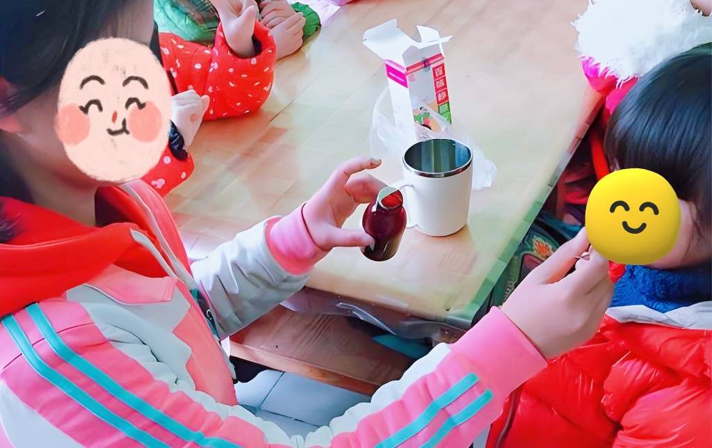 Con gái 3 tuổi mách "cô giáo cho con uống thuốc lạ lắm": Xem lại camera, người mẹ không biết khóc hay cười- Ảnh 1.