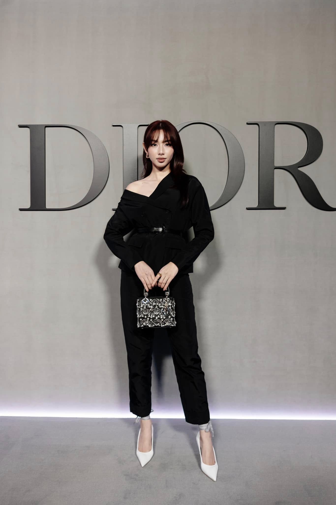 Thùy Tiên bị cấm xuất cảnh, Dior tính đến đâu rồi?- Ảnh 1. Thùy Tiên bị cấm xuất cảnh, Dior tính đến đâu rồi?- Ảnh 1.