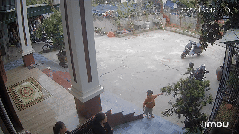 Bé trai 3 tuổi nhanh trí cứu bạn đuối nước hút triệu view, câu chuyện về cậu bé dũng cảm khiến nhiều người xót xa- Ảnh 1. Bé trai 3 tuổi nhanh trí cứu bạn đuối nước hút triệu view, câu chuyện về cậu bé dũng cảm khiến nhiều người xót xa- Ảnh 1.