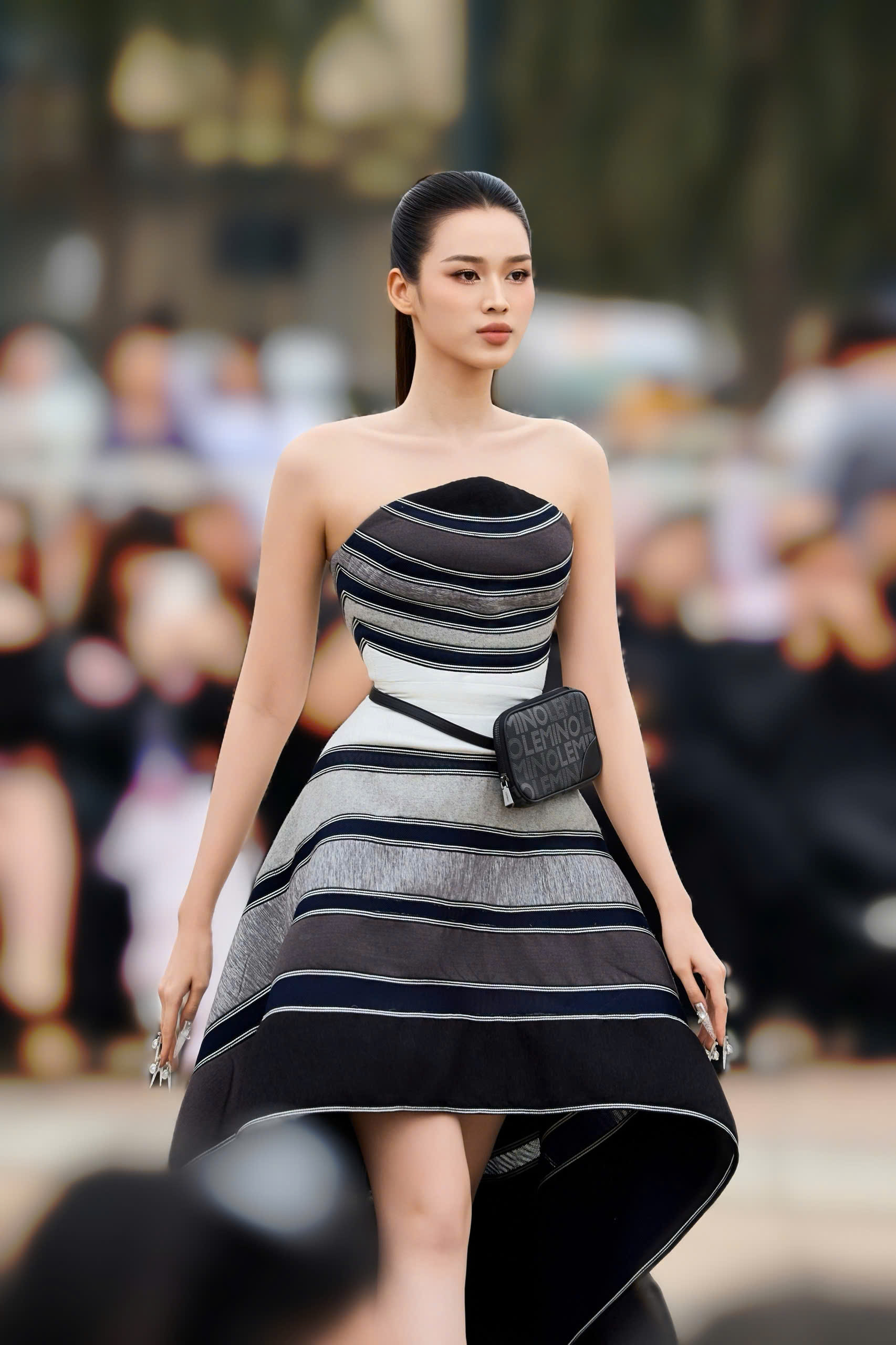 Hoàng Thùy, Đỗ Hà chinh phục sàn runway với 25 bậc thang dốc thẳng đứng- Ảnh 10. Hoàng Thùy, Đỗ Hà chinh phục sàn runway với 25 bậc thang dốc thẳng đứng- Ảnh 10.
