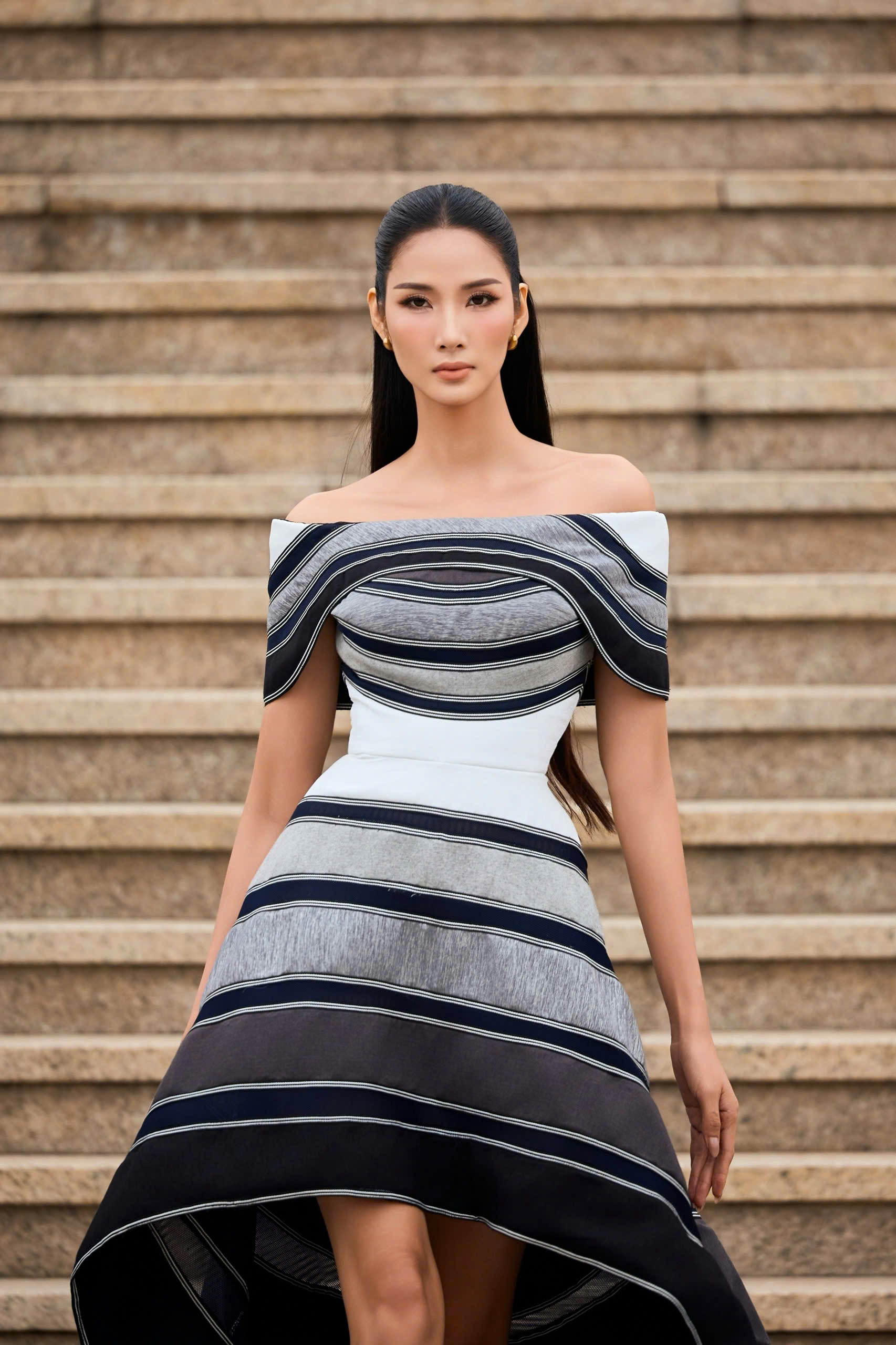 Hoàng Thùy, Đỗ Hà chinh phục sàn runway với 25 bậc thang dốc thẳng đứng- Ảnh 8. Hoàng Thùy, Đỗ Hà chinh phục sàn runway với 25 bậc thang dốc thẳng đứng- Ảnh 8.