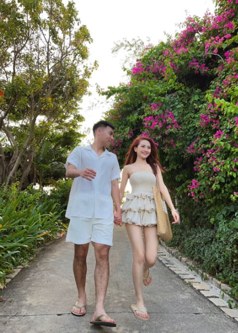 Giữa tin đồn rạn nứt, MC Huyền Trang MùTạt tung ảnh tình tứ đi du lịch cùng bạn trai cầu thủ, chặn đứng gièm pha- Ảnh 1.