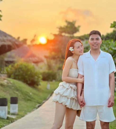 Giữa tin đồn rạn nứt, MC Huyền Trang MùTạt tung ảnh tình tứ đi du lịch cùng bạn trai cầu thủ, chặn đứng gièm pha- Ảnh 2.