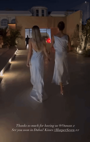 10 giây khoe trọn nhan sắc, vóc dáng, khíchất của tiểu thư tài phiệt Harper Beckham khi cùng Victoria dự tiệc xa hoa ở Dubai- Ảnh 2.