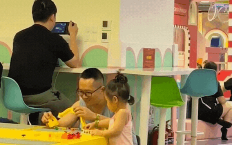 Hai khung cảnh trái ngược tại khu vui chơi trong TTTM ngày lễ: Ranh giới giữa bận rộn và vô tâm mong manh lắm!- Ảnh 2.