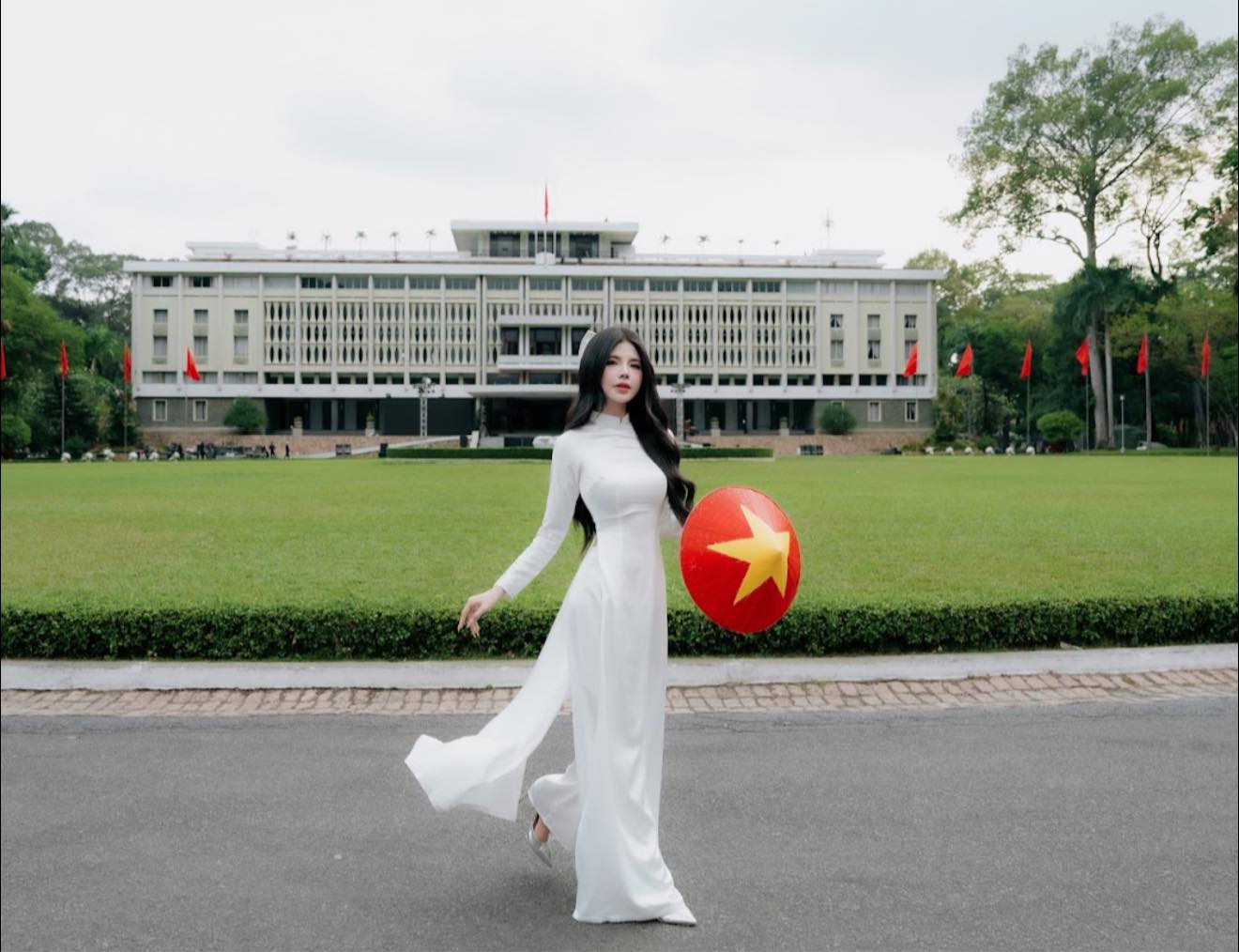 Mai Dora tung loạt ảnh áo dài chào mừng ngày 30-4 khiến dân tình "không thể rời mắt"- Ảnh 1.