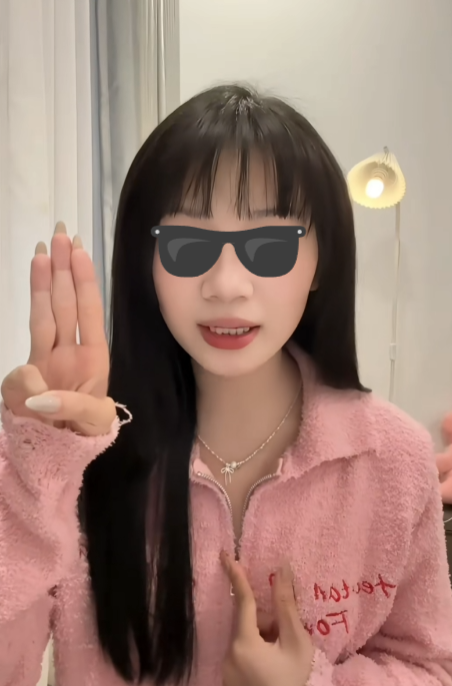 Nữ trợ lý dính drama trong lùm xùm của sếp V "comeback" mạng xã hội, không ngại đáp trả bình luận "cà khịa"- Ảnh 2. Nữ trợ lý dính drama trong lùm xùm của sếp V "comeback" mạng xã hội, không ngại đáp trả bình luận "cà khịa"- Ảnh 2.
