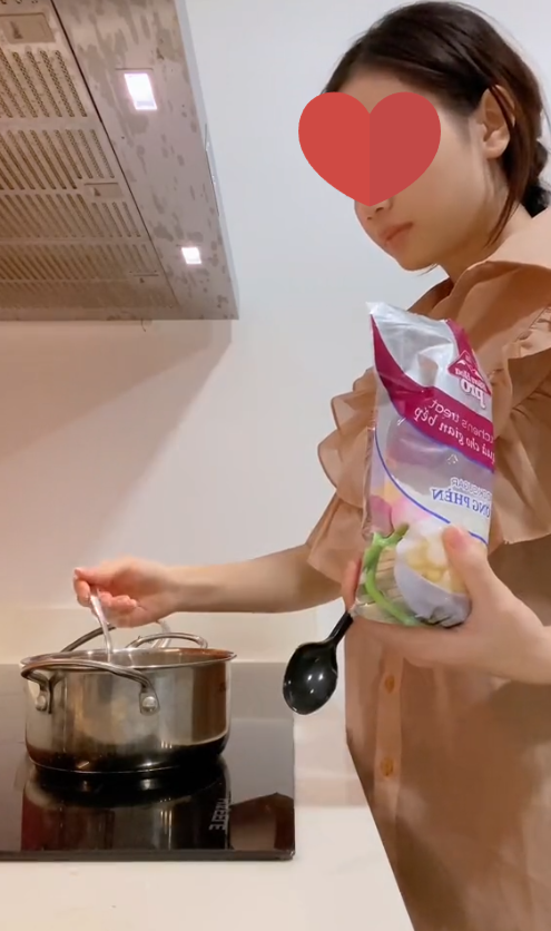 Nữ trợ lý dính drama trong lùm xùm của sếp V "comeback" mạng xã hội, không ngại đáp trả bình luận "cà khịa"- Ảnh 3. Nữ trợ lý dính drama trong lùm xùm của sếp V "comeback" mạng xã hội, không ngại đáp trả bình luận "cà khịa"- Ảnh 3.