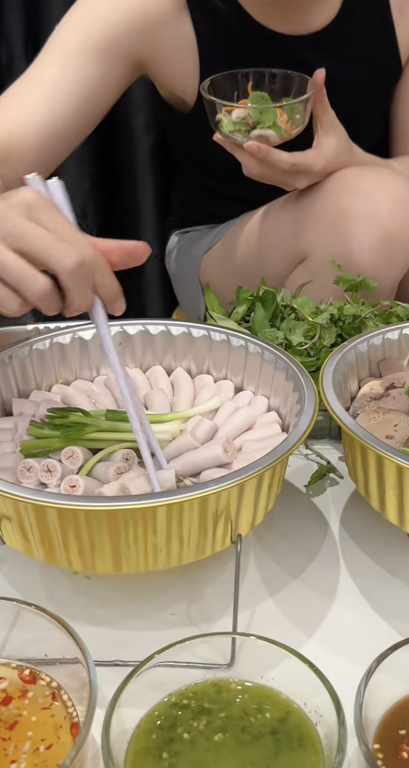 Hàng loạt video ăn lòng se điếu của người nổi tiếng bất ngờ viral trên TikTok, Tina Thảo Thi cũng bị réo tên- Ảnh 6. Hàng loạt video ăn lòng se điếu của người nổi tiếng bất ngờ viral trên TikTok, Tina Thảo Thi cũng bị réo tên- Ảnh 6.