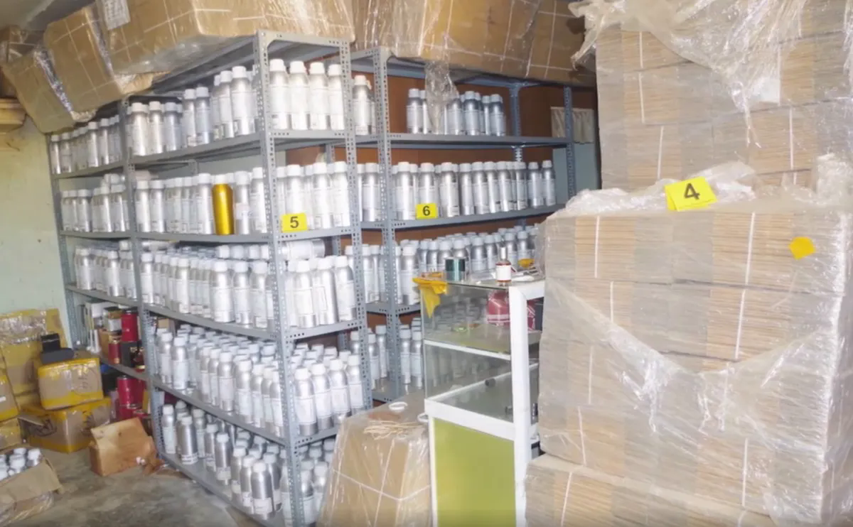 SỐC: Nước hoa "made in Dubai" được sản xuất bằng xi lanh và "máy đánh trứng", lợi nhuận cực khủng- Ảnh 1.