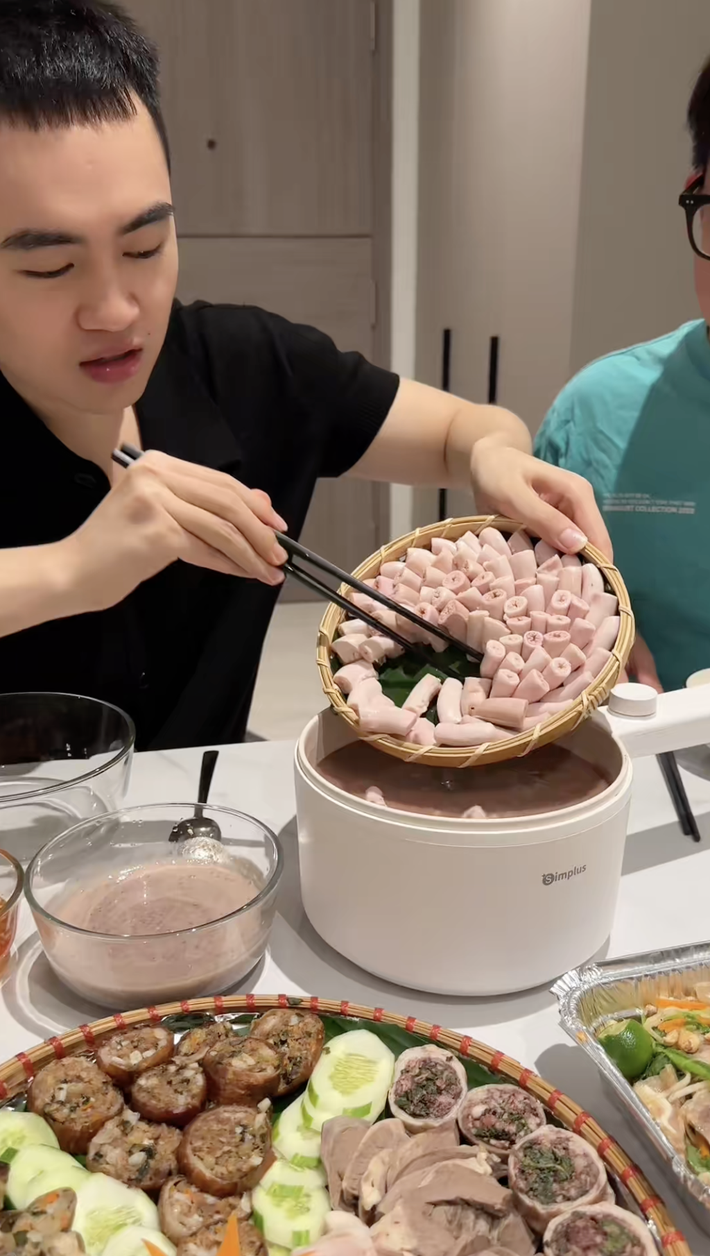 Hàng loạt video ăn lòng se điếu của người nổi tiếng bất ngờ viral trên TikTok, Tina Thảo Thi cũng bị réo tên- Ảnh 3. Hàng loạt video ăn lòng se điếu của người nổi tiếng bất ngờ viral trên TikTok, Tina Thảo Thi cũng bị réo tên- Ảnh 3.
