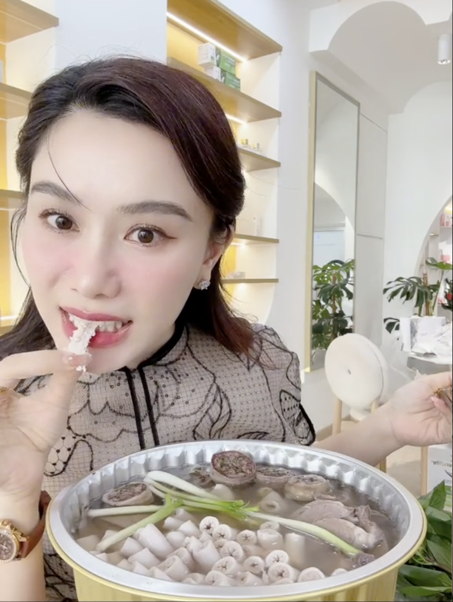 Hàng loạt video ăn lòng se điếu của người nổi tiếng bất ngờ viral trên TikTok, Tina Thảo Thi cũng bị réo tên- Ảnh 10. Hàng loạt video ăn lòng se điếu của người nổi tiếng bất ngờ viral trên TikTok, Tina Thảo Thi cũng bị réo tên- Ảnh 10.