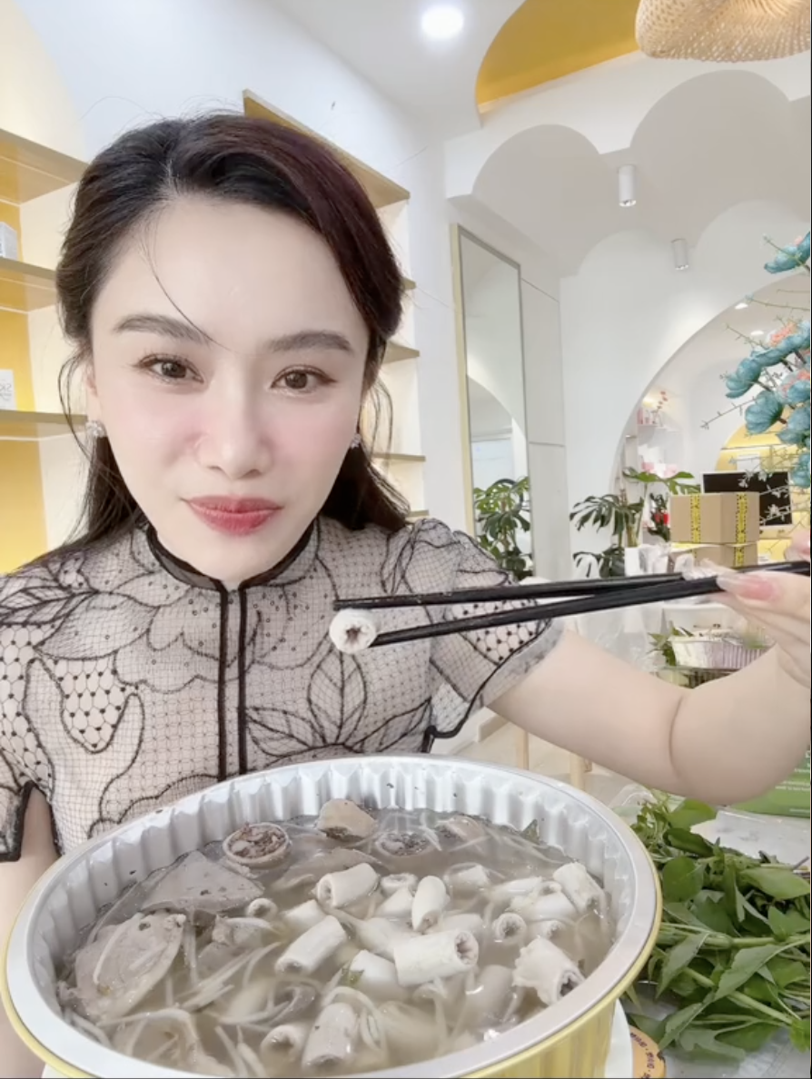 Hàng loạt video ăn lòng se điếu của người nổi tiếng bất ngờ viral trên TikTok, Tina Thảo Thi cũng bị réo tên- Ảnh 9. Hàng loạt video ăn lòng se điếu của người nổi tiếng bất ngờ viral trên TikTok, Tina Thảo Thi cũng bị réo tên- Ảnh 9.