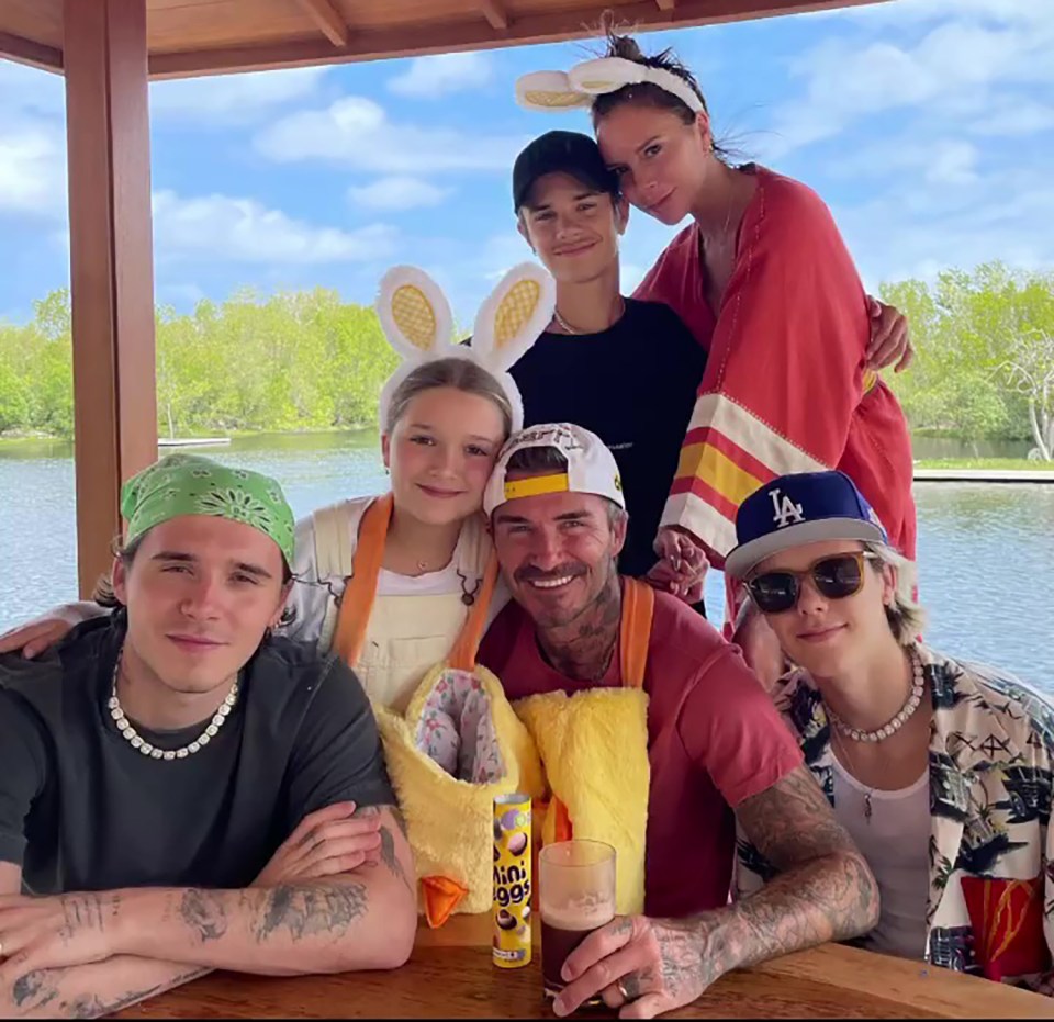 Hai con trai của Beckham chế giễu chị dâu, ngầm "cô lập" anh cả Brooklyn giữa lúc gia đình bất hoà?- Ảnh 5.