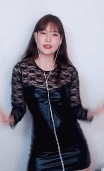 Ăn mặc gợi cảm lên sóng nhảy nóng bỏng, nữ streamer bất ngờ bị "đột nhập" tận phòng, bắt quả tang tại trận- Ảnh 4.