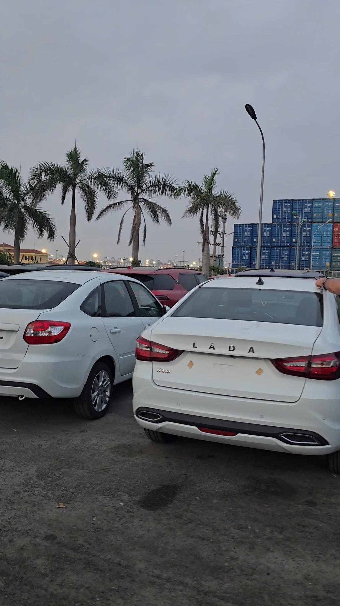 Xe Lada của Nga xếp đầy bãi, sắp bán cho người Việt: Giá rất rẻ, xe rất bền nhưng số đông sẽ chọn xe khác?- Ảnh 2.