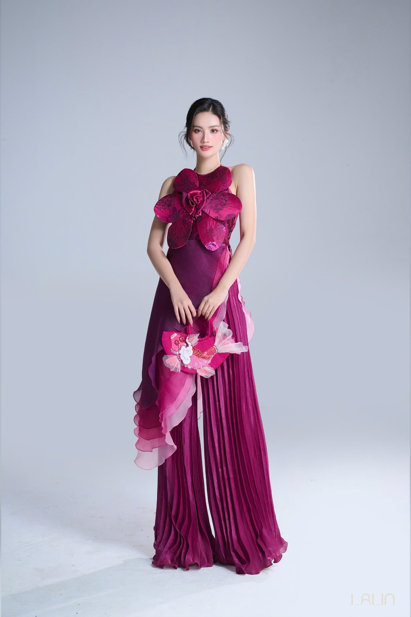 Mẫu áo dài hơn 3 triệu khiến dân tình "quay xe" với  Ý Nhi, còn đụng hàng ngay với Đinh Ngọc Diệp- Ảnh 5.
