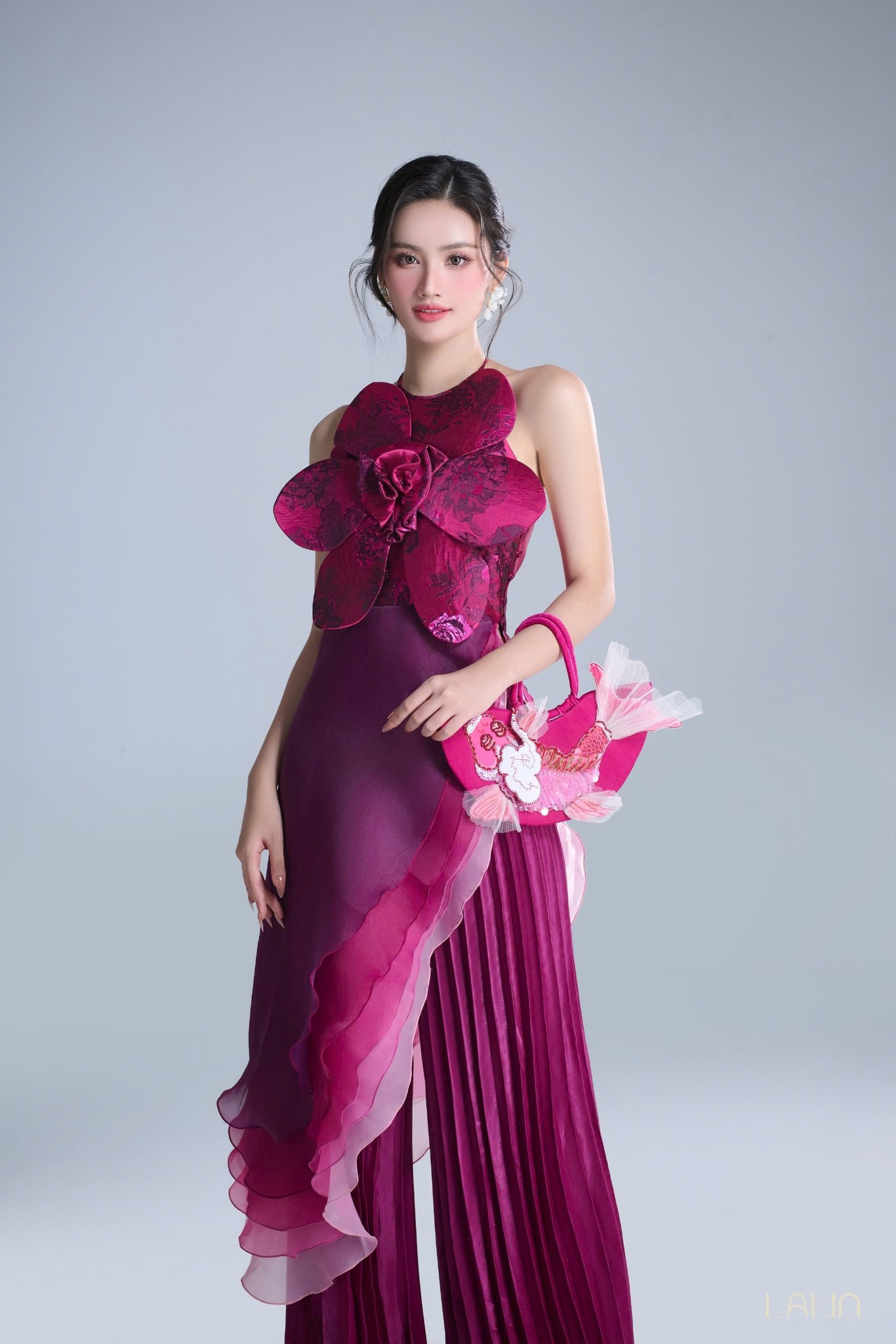 Mẫu áo dài hơn 3 triệu khiến dân tình "quay xe" với  Ý Nhi, còn đụng hàng ngay với Đinh Ngọc Diệp- Ảnh 4.