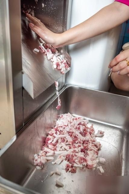 Tôi thật lòng khuyên mọi người: Đừng bao giờ mua thịt xay sẵn ở chợ- Ảnh 1.