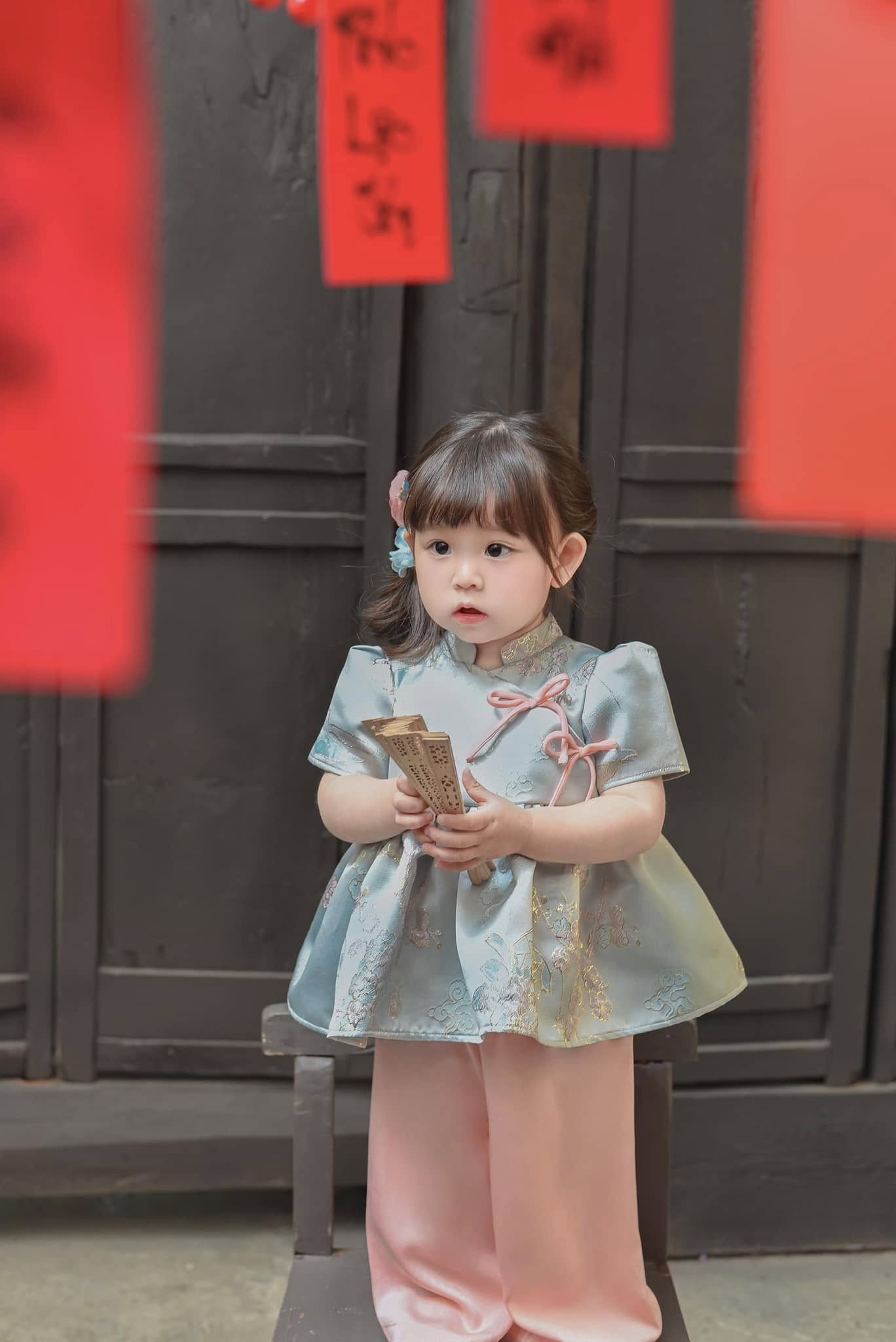 Bé gái 2 tuổi sở hữu gương mặt búp bê khiến MXH chao đảo, làm mẫu cho 30 thương hiệu, chưa hề qua đào tạo- Ảnh 14.