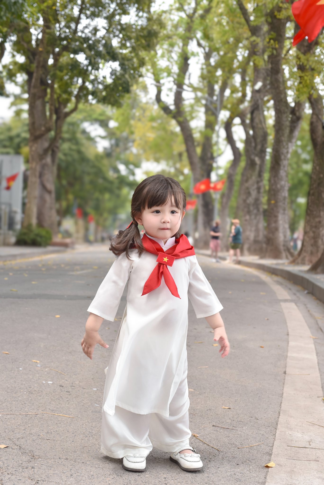 Bé gái 2 tuổi sở hữu gương mặt búp bê khiến MXH chao đảo, làm mẫu cho 30 thương hiệu, chưa hề qua đào tạo- Ảnh 1.