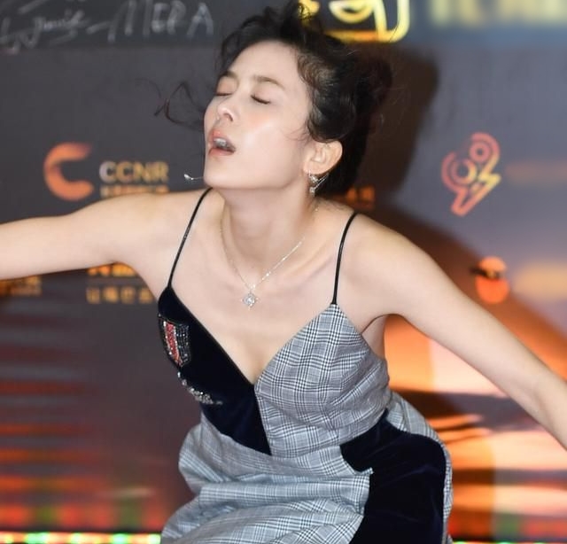 Mỹ nhân chiêu trò nhất showbiz đăng đàn cầu cứu ở Cannes 2025, nghe xong ai cũng đòi "nhốt cô ta lại"- Ảnh 3.