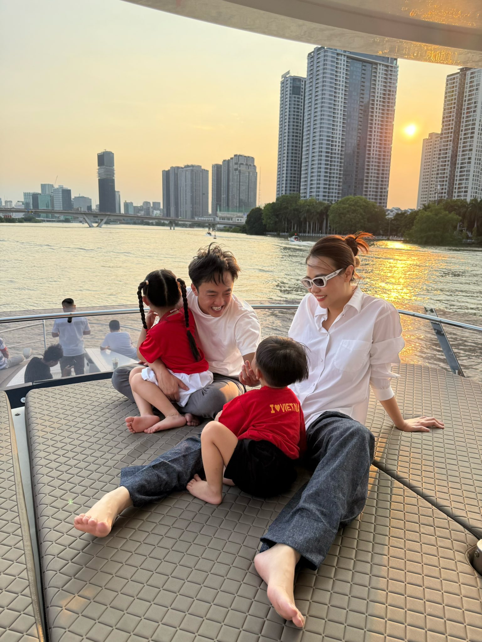 Con gái 4 tuổi nhắc nhở Đàm Thu Trang một chuyện liên quan tới bố Cường Đô la giữa đêm, netizen xuýt xoa xin vía- Ảnh 2.