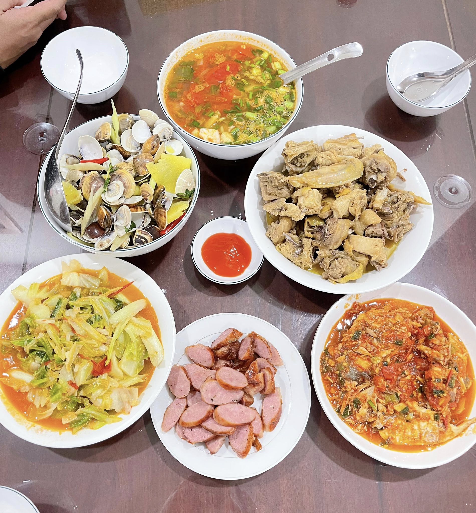 Mẹ chồng nấu cơm cữ cho con dâu ngày nào cũng thịnh soạn, hoành tráng, chị em ghen tỵ: "Cho ở cữ chung với"- Ảnh 11.