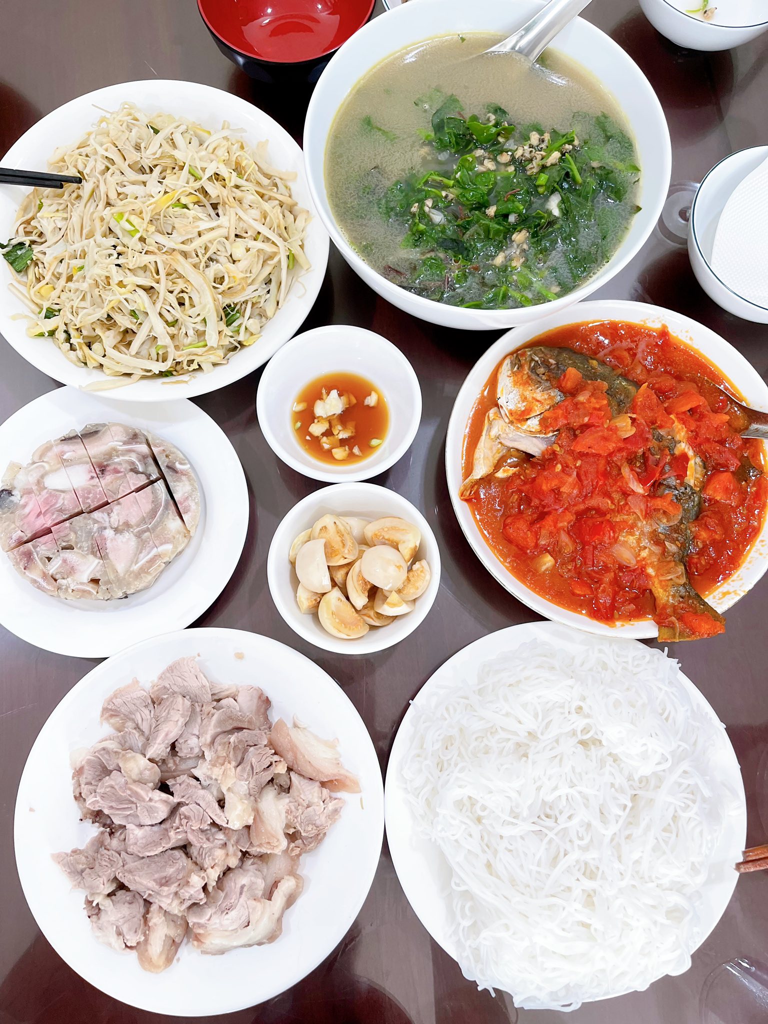 Mẹ chồng nấu cơm cữ cho con dâu ngày nào cũng thịnh soạn, hoành tráng, chị em ghen tỵ: "Cho ở cữ chung với"- Ảnh 3.