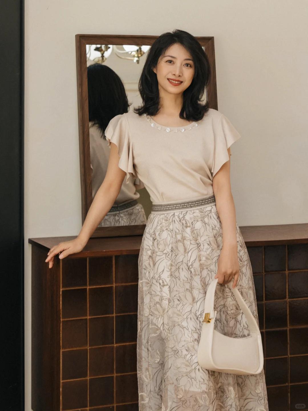 Tại sao phụ nữ 40+ đồng loạt từ bỏ áo thun để chọn áo không tay?- Ảnh 6. Tại sao phụ nữ 40+ đồng loạt từ bỏ áo thun để chọn áo không tay?- Ảnh 6.